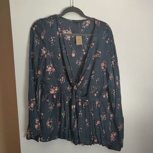 American Eagle Floral V Neck Top **SALE**